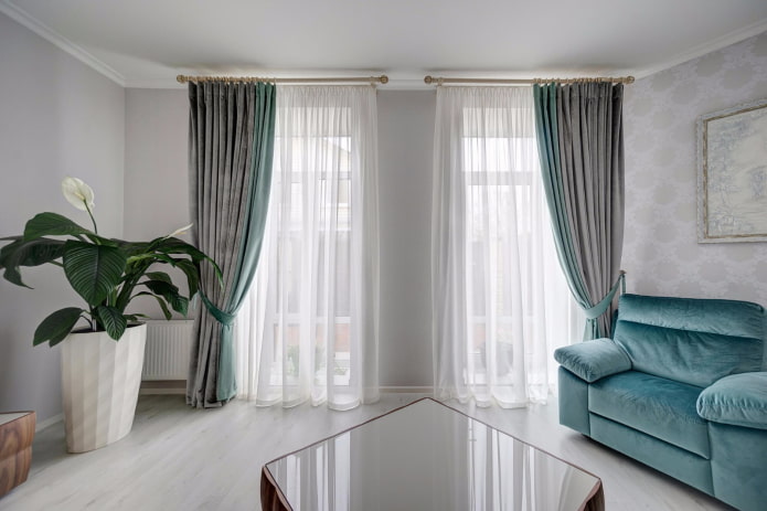 tweekleurige gordijnen met gordijnrails in het interieur
