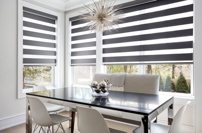 tweekleurige rolgordijnen in het interieur
