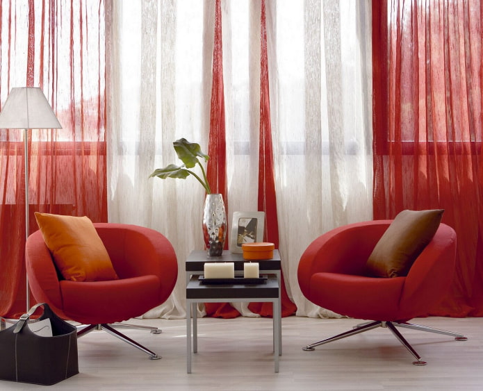 combinatie van wit en rood op gordijnen in het interieur
