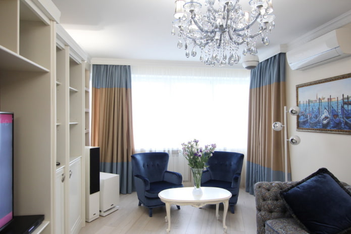 tweekleurige gordijnen in het interieur van de woonkamer