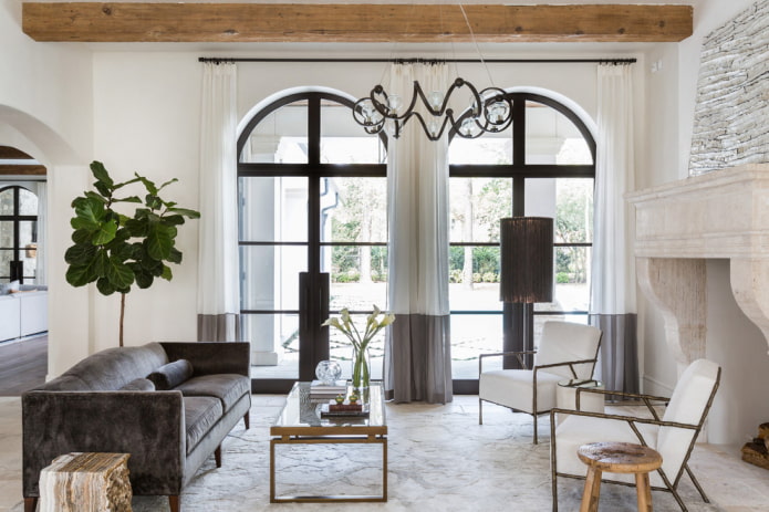 lange tweekleurige gordijnen in het interieur