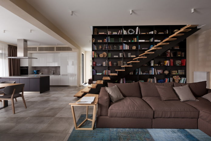 ontwerp van het interieur van een appartement met twee verdiepingen