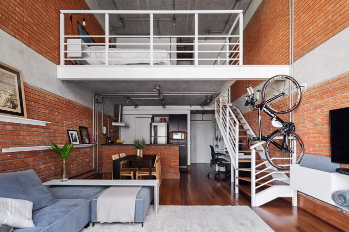 interieur van een appartement met twee verdiepingen in loftstijl
