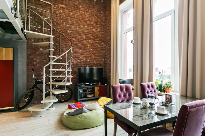 interieur van een appartement met twee verdiepingen in loftstijl