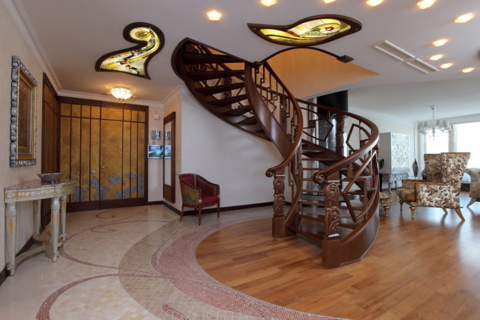 trappenhuisontwerp in het interieur van een appartement met twee verdiepingen