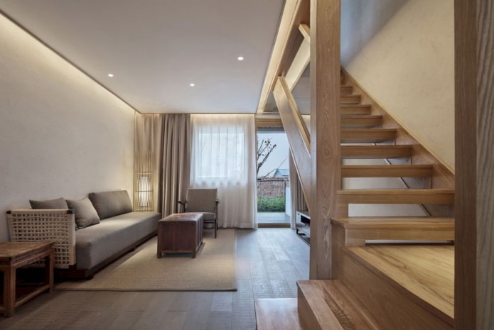 trappenhuisontwerp in het interieur van een appartement met twee verdiepingen