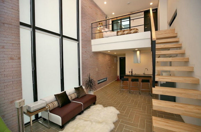 trappenhuisontwerp in het interieur van een appartement met twee verdiepingen