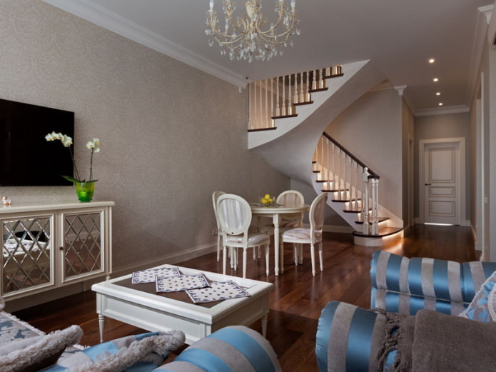 interieur van een appartement met twee verdiepingen in klassieke stijl
