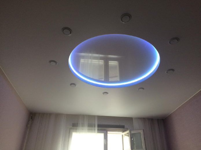 tweelaagse stretchstructuur met een nis voor verlichting