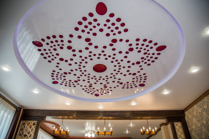 gesneden spanplafond met twee niveaus