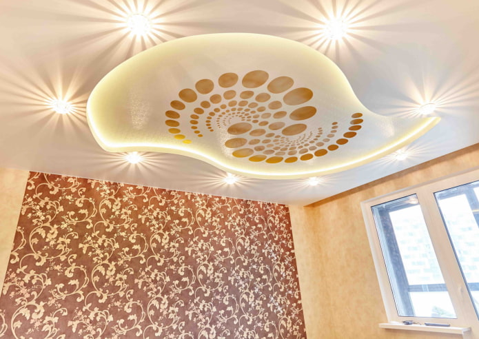 gesneden spanplafond met twee niveaus