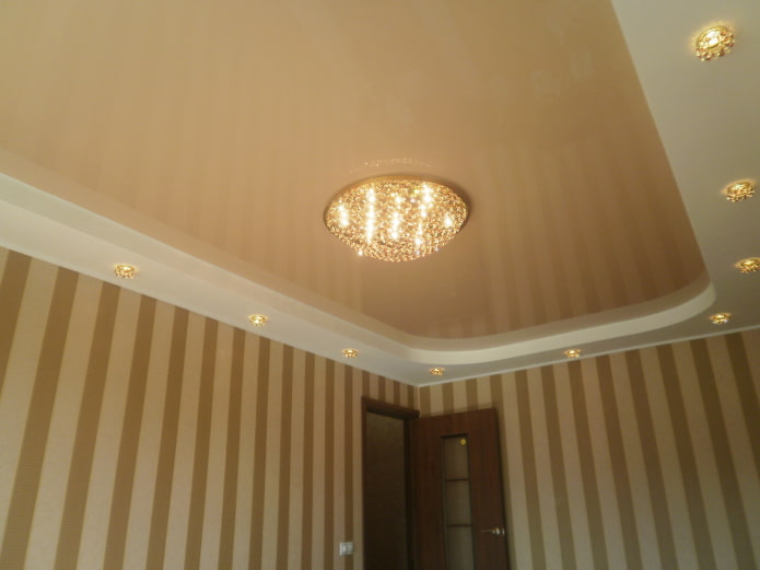 wit en beige spanplafond met twee niveaus