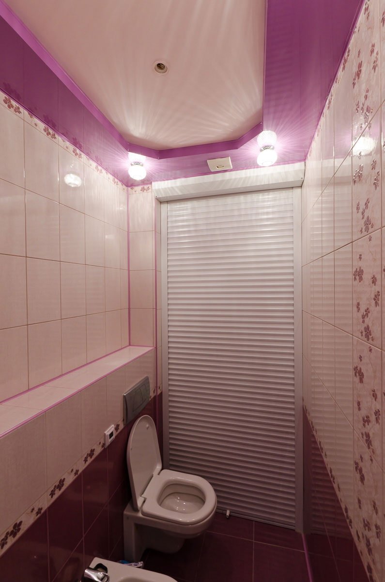 gekleurd plafond in de badkamer