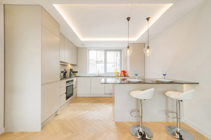 ontwerp op twee niveaus met verlichting in de keuken