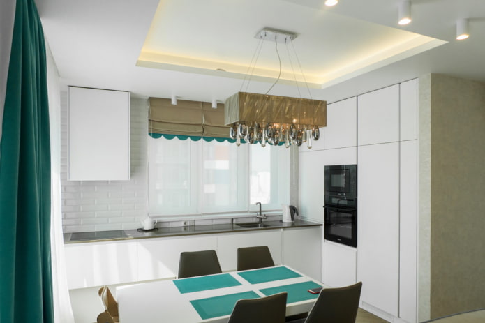 ontwerp met twee niveaus in het interieur van een kleine keuken