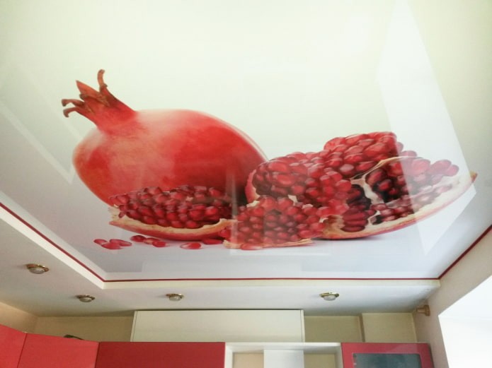 ontwerp met twee niveaus en fotoafdrukken in de keuken