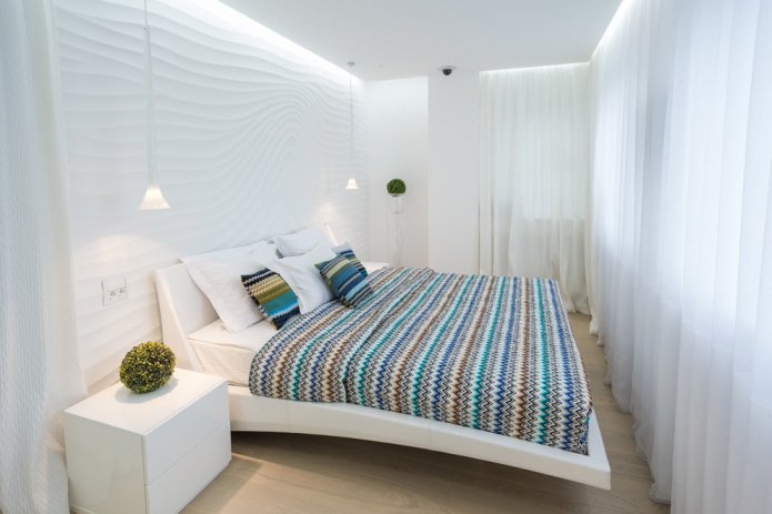 wit tweepersoonsbed in het interieur