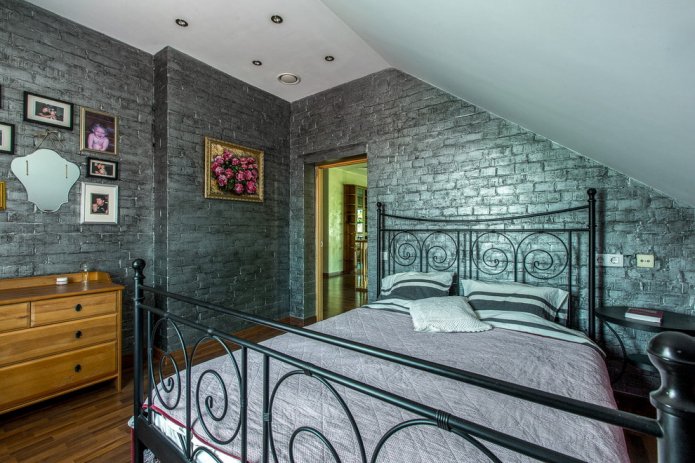 tweepersoonsbed met smeedijzer in het interieur