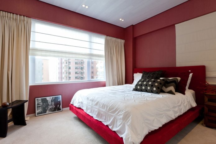 rood tweepersoonsbed in het interieur