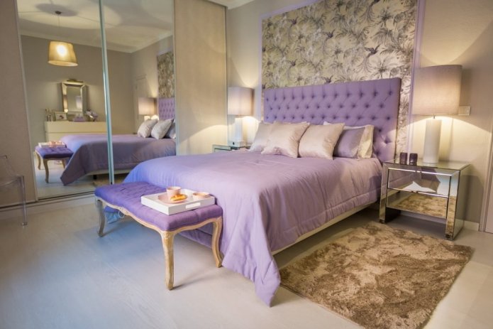 tweepersoonsbed lila in het interieur