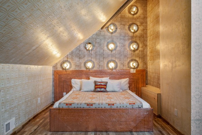 bruin tweepersoonsbed in het interieur