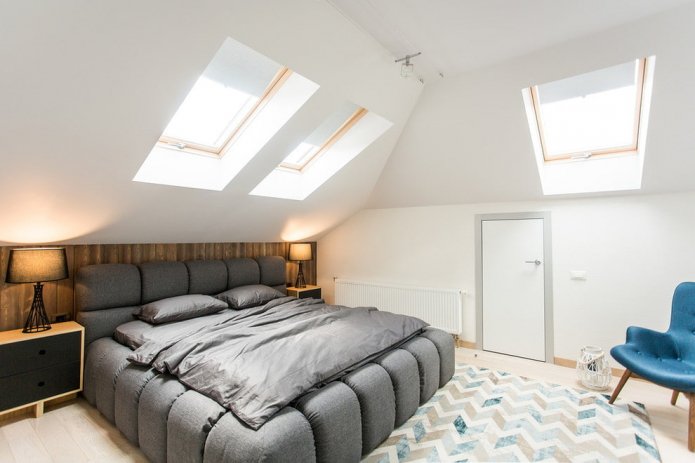 tweepersoonsbed grijs in het interieur