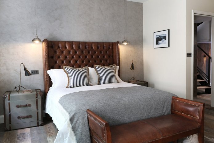 tweepersoonsbed van leer in het interieur