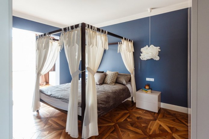 tweepersoonsmodel met hemelbed aan de binnenkant