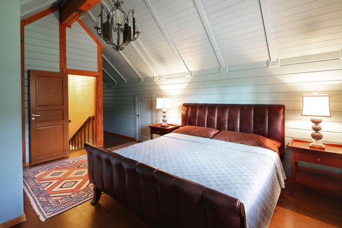 tweepersoonsbed van leer in het interieur