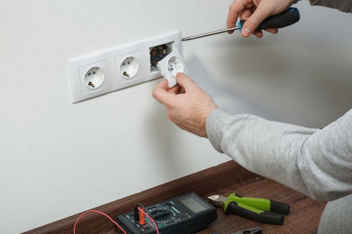 installatie van stopcontacten in de keuken