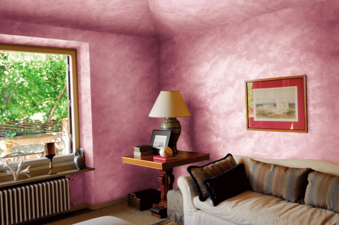 roze muren en plafond
