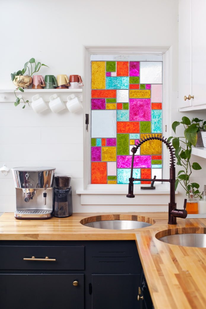 vals raam met glas-in-lood in de keuken