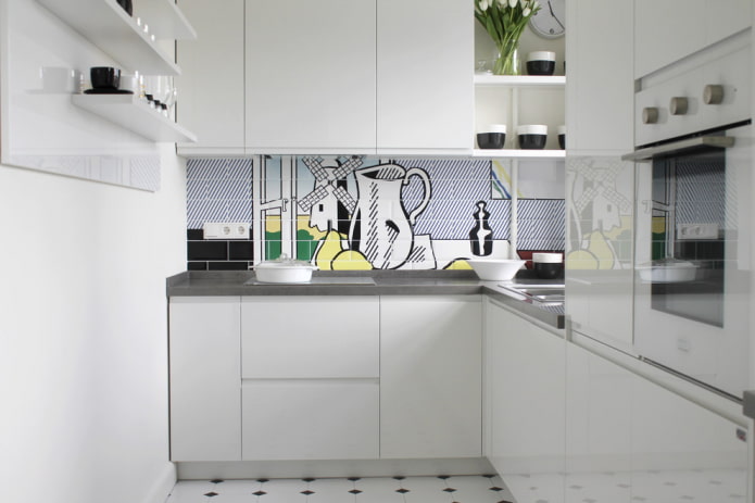 Fotoprint op tegels in een witte keuken