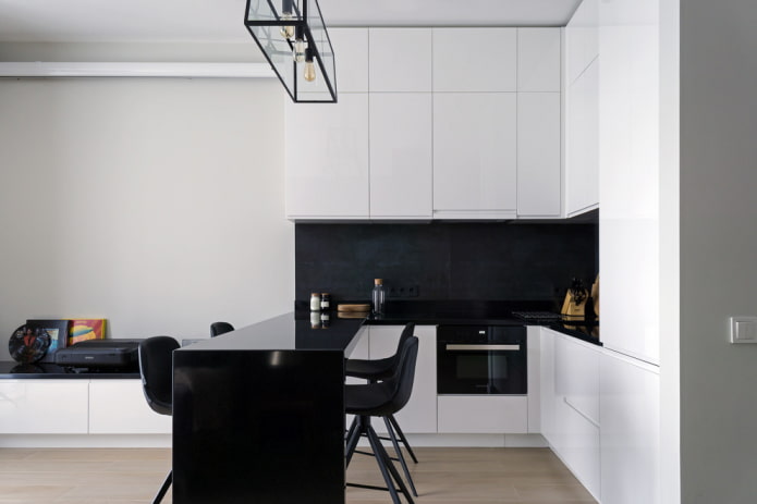 Witte keuken met een zwart schort