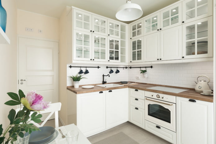 Witte keuken met wit everzwijn