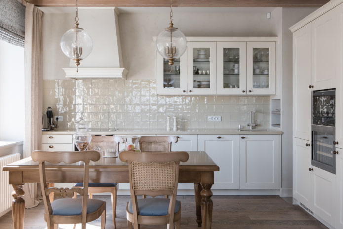Zandschort in een witte keuken
