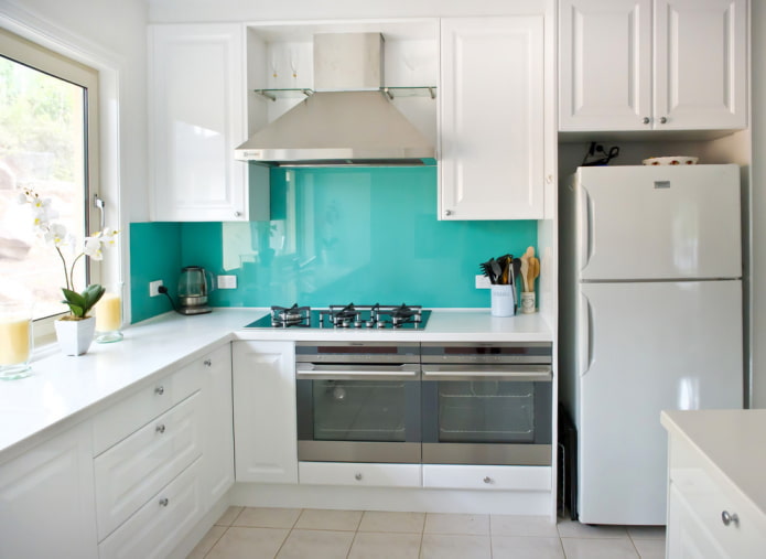 Turquoise muur onder glas