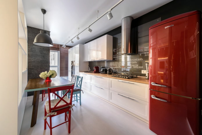 Recepten onder glas in een witte keuken