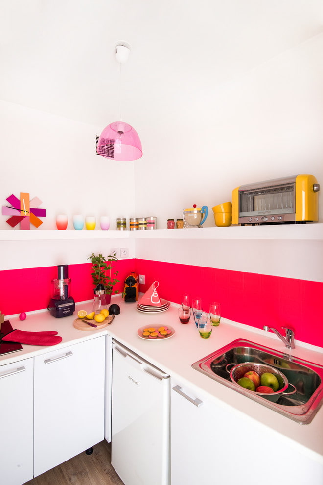 Roze schort in een witte keuken