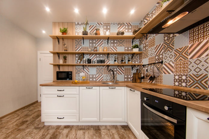 Patchwork in een witte keuken
