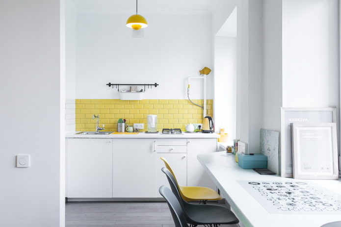 schortmaat in het keukeninterieur
