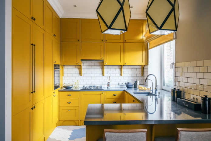 kleur van het schort in het keukeninterieur