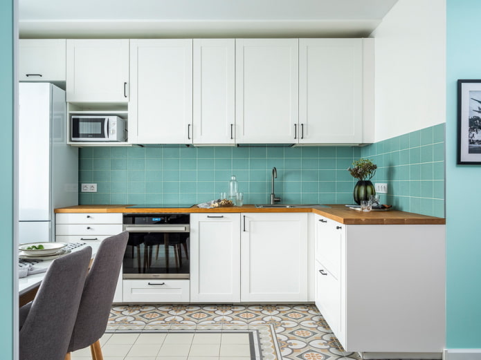 kleur van de schort in het keukeninterieur