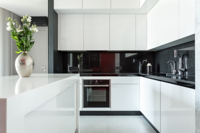 kleur van het schort in het keukeninterieur