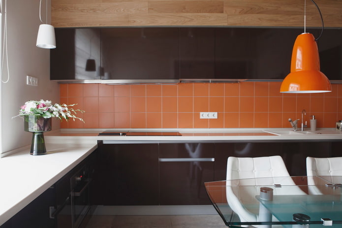 kleur van het schort in het keukeninterieur