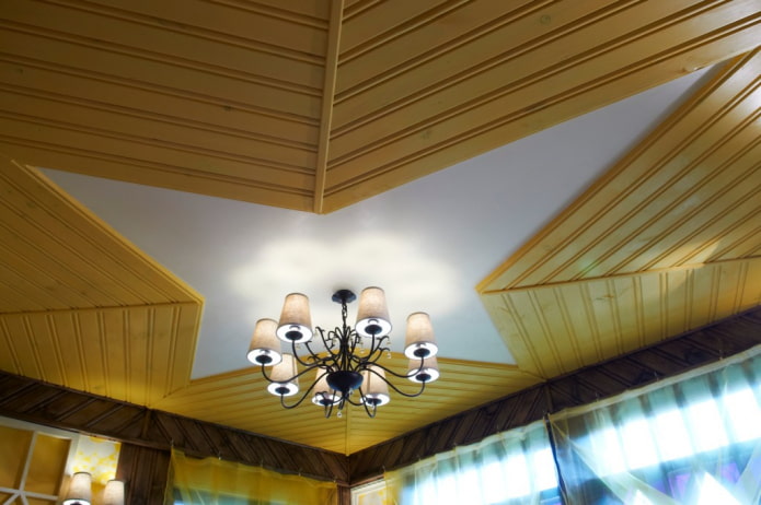 gefigureerd plafond van clapboard