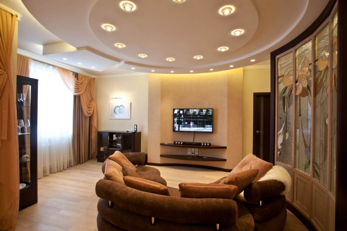 gefigureerd plafond in de woonkamer