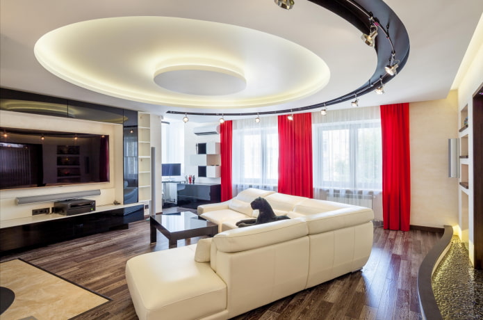 gefigureerd plafond in de woonkamer