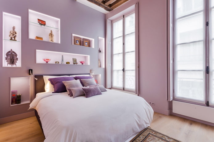 tinten lila in het interieur van de slaapkamer