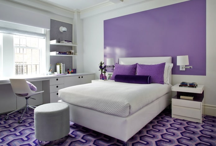 wit en lila slaapkamerinterieur